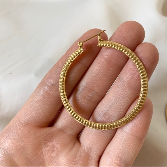 ✨ Gold Hoops - Picture 4 of 4